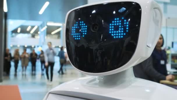 Σύγχρονη ρομποτικές τεχνολογίες. Το ρομπότ εξετάζει τη φωτογραφική μηχανή στο πρόσωπο. Το ρομπότ δείχνει συναισθήματα — Αρχείο Βίντεο