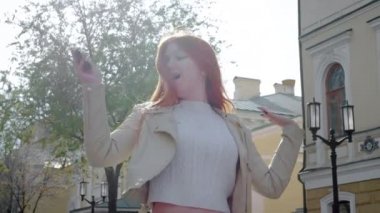 Güzel kızıl saçlı şişman kız şehirde özgürce dans ediyor. Neşe hissi veriyor, utangaç değil. Klişeleri yıkıyor, psikolojik kompleksi yok.