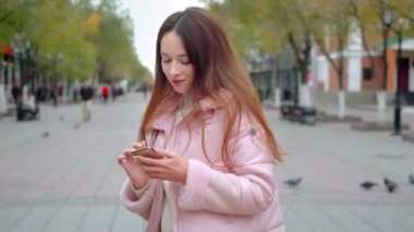 Şehirde özgürce dans eden güzel bir genç kız. Neşe hissi veriyor, utangaç değil. Klişeleri yıkıyor, psikolojik kompleksi yok.