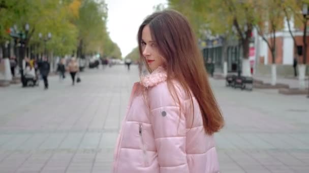 Menina bonita dançando livremente na cidade. Sente uma sensação de alegria, não de vergonha. Quebra estereótipos, não tem complexos psicológicos — Vídeo de Stock