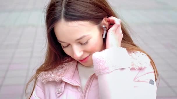 Retrato joven sonrisa atractiva mujer. Mira la cámara en el centro de la ciudad. Siéntete feliz chica de moda. Coquetea. . — Vídeo de stock