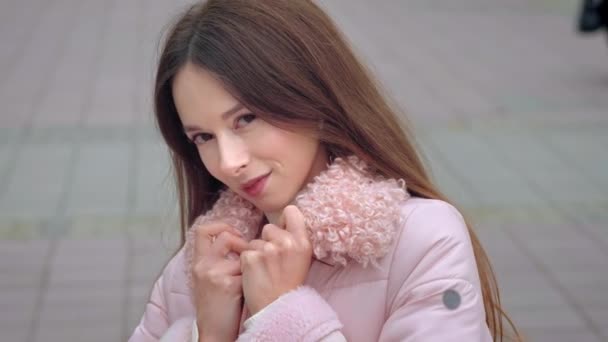 Retrato joven sonrisa atractiva mujer. Mira la cámara en el centro de la ciudad. Siéntete feliz chica de moda. Coquetea. . — Vídeo de stock