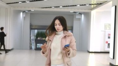 Güzel bir genç kız alışveriş merkezinde özgürce dans ediyor. Neşe hissi veriyor, utangaç değil. Klişeleri yıkıyor, psikolojik kompleksi yok.