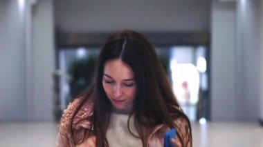 Güzel bir genç kız alışveriş merkezinde özgürce dans ediyor. Neşe hissi veriyor, utangaç değil. Klişeleri yıkıyor, psikolojik kompleksi yok.