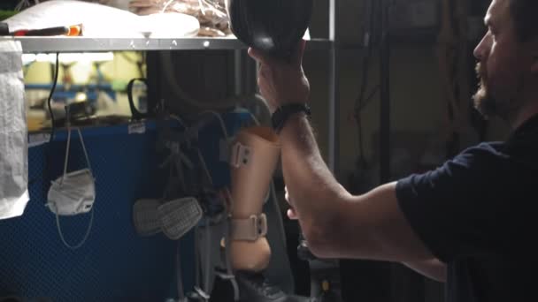 Herstellung einer Beinprothese. ein Mann schafft einen Teil des Beines. Ein Ingenieur testet das mechanische Gelenk einer Beinprothese. neues Sportteil — Stockvideo