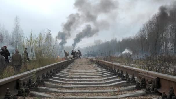 莫斯科- 2019年11月9日：在第二次世界大战期间，一列旧的苏联蒸汽机车在铁轨上行驶。 撤出当地平民人口。 一、保护平民的红军士兵 — 图库视频影像