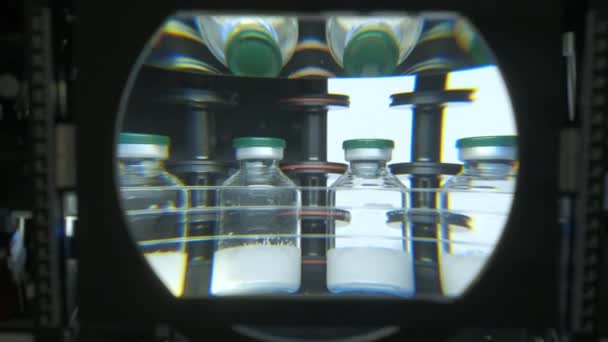 Lugar de trabajo de un ingeniero científico en un laboratorio. Lente de aumento grande. Frascos con polvo médico blanco . — Vídeos de Stock