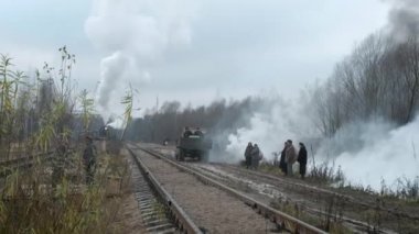Moskova Rusya - 09.11.2019: Eski bir Sovyet buhar treni 2. Dünya Savaşı sırasında raylarda hareket ediyor. Yerel sivil nüfusu tahliye ediyor. Kızıl Ordu 'nun askerleri sivil halkı koruyor.