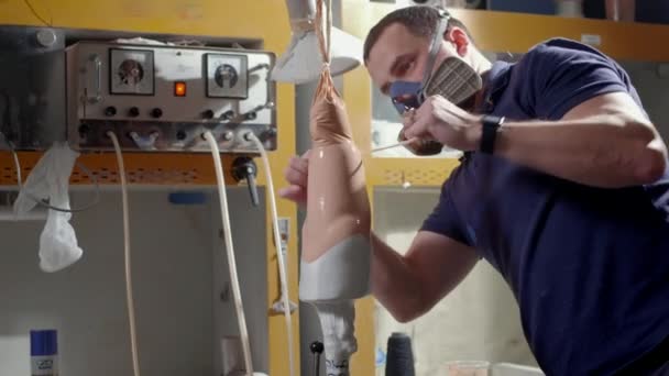 Production of a prosthetic leg. Creates part of the leg above the knee. Pours liquid plastic into a fabric blank — ストック動画