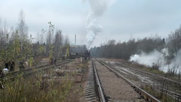 Moskova Rusya - 09.11.2019: Eski bir Sovyet buhar treni 2. Dünya Savaşı sırasında raylarda hareket ediyor. Yerel sivil nüfusu tahliye ediyor. Kızıl Ordu 'nun askerleri sivil halkı koruyor. — Stok video