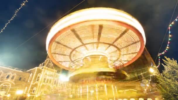 Geceleri atlıkarınca sürüsü. Güzel boyanmış ahşap atlarla dolu bir lunapark atlıkarıncasında. Aile Noel Festivali 'nde gece atlıkarıncasında. Eğlence parkında aile tatilleri. — Stok video