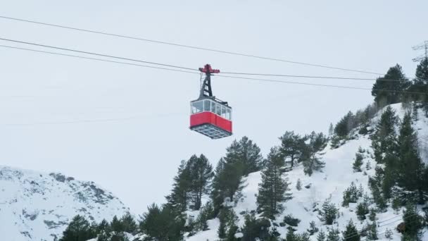 Rote Kabinenbahn in einem Skigebiet. Winterlandschaft — Stockvideo