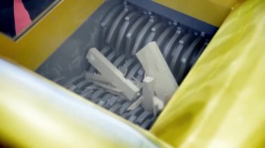 Ahşap İşleme Makinesi. Shredder tahta öğütüyor. Ahşap endüstrisi. Sinek cips ve talaş. Günlük kaydının yok edilmesi.