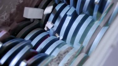Ahşap İşleme Makinesi. Shredder tahta öğütüyor. Ahşap endüstrisi. Sinek cips ve talaş. Günlük kaydının yok edilmesi.