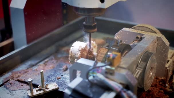 Una máquina de perforación procesa una pieza de madera. Máquina de carpintería. Industria maderera. Patatas fritas y serrín. Plan global . — Vídeo de stock