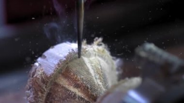 Ahşap işçiliği ve mobilya üretimi. Teknolojik süreç. Ahşap bir müfrezeyi öğütmek. Cnc koordine edilmiş ahşap fabrika makineleri üzerinde ahşap işleme. Modern Cnc marangozluk makinesi. yakın plan
