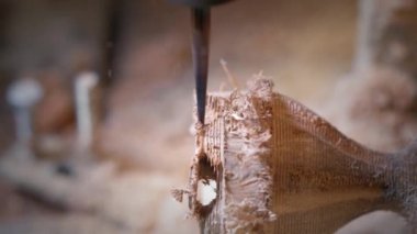 Ahşap işçiliği ve mobilya üretimi. Teknolojik süreç. Ahşap bir müfrezeyi öğütmek. Cnc koordine edilmiş ahşap fabrika makineleri üzerinde ahşap işleme. Modern Cnc marangozluk makinesi. yakın plan