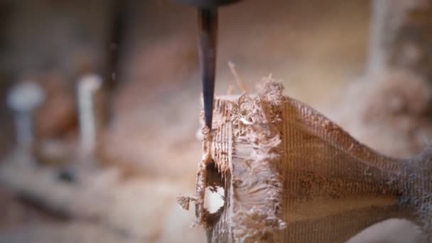 Houtbewerking en meubelproductie. technologisch proces. Een houten detail frezen. Verwerking van hout op Cnc coördinaat freesmachines. moderne Cnc houtbewerkingsmachine. close-up — Stockvideo