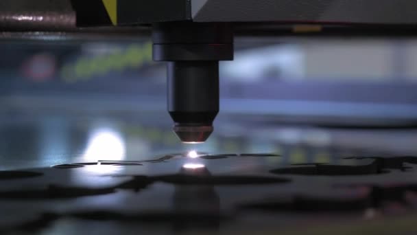 Découpe industrielle au laser sur bois, découpe un motif sur une feuille de contreplaqué et se déplaçant lentement, fermer. Une grande machine technologique brûle à travers une planche de bois. Nouvelles technologies dans le travail du bois .