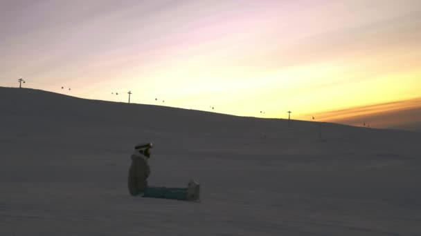 Snowboarder s-a prăbușit pe o pârtie de schi . — Videoclip de stoc