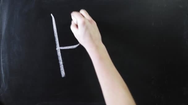 Het woord hallo tegen zwart schoolbord. Het bord staat op een krijtbord. Mannelijke hand trekt krijt op een schoolbord — Stockvideo