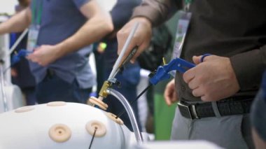 Sanal tıbbi eğitmenler, simülatörler. Laparoskopi simülatörü. Cerrah sanal gerçeklikte bir ameliyat gerçekleştirir. Ameliyatta yeni teknolojiler. Doktor ameliyat yapmayı öğreniyor.