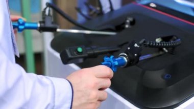 Cerrah sanal gerçeklikte bir ameliyat gerçekleştirir. Ameliyatta yeni teknolojiler. Cerrah, tıbbi robot cerrahi makinesi kullanıyor. Minimal İstilacı Cerrahi Sistemi tarafından elle kontrol