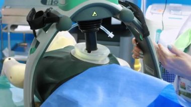 Otomatik kalp masajı için bir alet. Mekanizma, doktorun yardımı olmadan hastaya kalp masajı yapıyor..