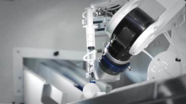 Bir robotik kolun yenilikçi kolları bir kanser hastasına kemoterapi enjekte eder. Tıpta yeni teknolojiler. İki manipülatör şırıngaya ilaç çeker. Zehirli madde enjekte edildi..