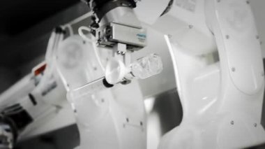 Bir robotik kolun yenilikçi kolları bir kanser hastasına kemoterapi enjekte eder. Tıpta yeni teknolojiler. İki manipülatör şırıngaya ilaç çeker. Zehirli madde enjekte edildi..