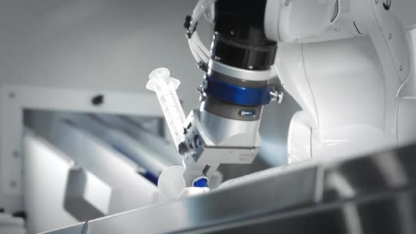 I bracci innovativi di un braccio robotico fanno un'iniezione di chemioterapia per un paziente oncologico. Nuove tecnologie in medicina. Due manipolatori aspirano il medicinale in una siringa. Sostanza pericolosa iniettata . — Video Stock