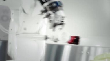 Bir robotik kolun yenilikçi kolları bir kanser hastasına kemoterapi enjekte eder. Tıpta yeni teknolojiler. İki manipülatör şırıngaya ilaç çeker. Zehirli madde enjekte edildi..
