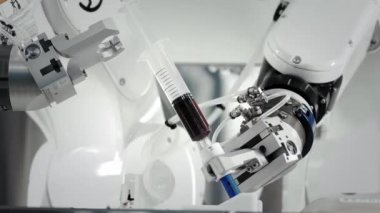 Bir robotik kolun yenilikçi kolları bir kanser hastasına kemoterapi enjekte eder. Tıpta yeni teknolojiler. İki manipülatör şırıngaya ilaç çeker. Zehirli madde enjekte edildi..
