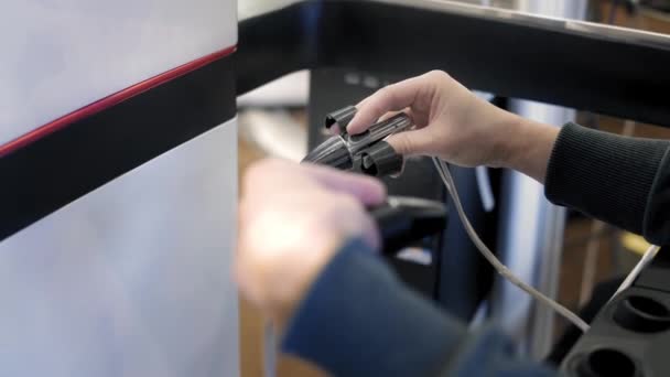 Een chirurg voert een operatie uit met laparoscopie in virtual reality. Augmented reality in de geneeskunde, nieuwe innovatieve technologieën. Houdt bedieningspanelen in handen. Remote Surgery, hechtingen Stitch. — Stockvideo