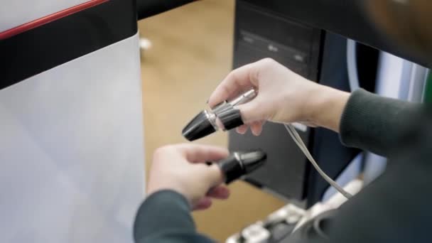 Un chirurgien effectue une opération par laparoscopie en réalité virtuelle. Réalité augmentée en médecine, nouvelles technologies innovantes. Tient les panneaux de commande dans les mains. Chirurgie à distance, point de suture . — Video