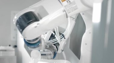Robotik kol kemoterapi ilacı enjekte ediyor. İki manipülatör ilacı şırıngaya doldurur. Tıpta yeni teknolojiler, yenilikler. Kanser hastalarının ve enfeksiyonluların uzaktan tedavisi.