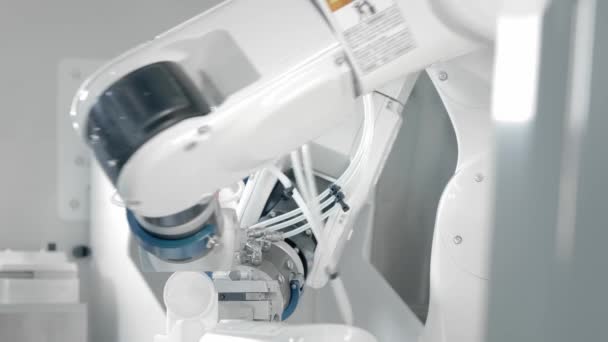 A robotkar kemoterápiás gyógyszerrel adja be az injekciót. Két manipulátor fecskendőbe tölti a gyógyszert. Új technológiák az orvostudományban, innovációk. Rákos betegek és fertőzöttek távoli kezelése. — Stock videók
