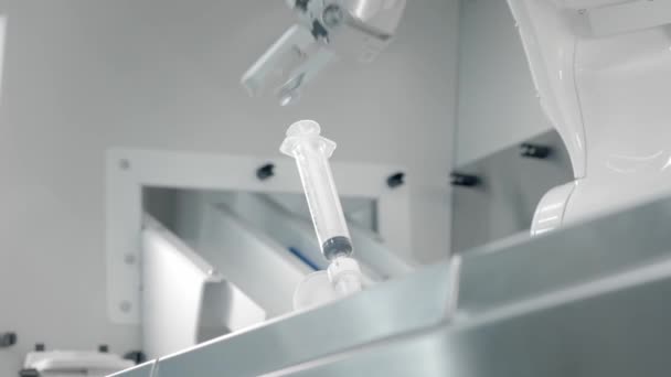El brazo robótico hace una inyección con medicamentos de quimioterapia. Dos manipuladores llenan la droga en una jeringa. Nuevas tecnologías en medicina, innovaciones. Tratamiento remoto de pacientes con cáncer e infectados . — Vídeos de Stock