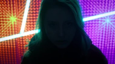Genç kız, kulübün neon ışıklarında modellik yapıyor. Dubstep ya da punk tarzı. Kirli havadan dolayı gaz maskesi takıyor. Halka açık bir yerde Çin koronavirüsünden korunuyor..