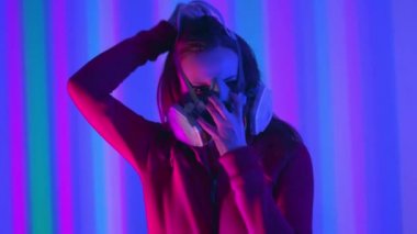 Genç kız, kulübün neon ışıklarında modellik yapıyor. Dubstep ya da punk tarzı. Kirli havadan dolayı gaz maskesi takıyor. Halka açık bir yerde Çin koronavirüsünden korunuyor..