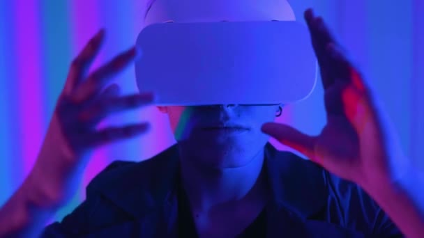 Sanal gerçeklik gözlüklü profesyonel bir oyuncu. Paralel bir gerçekliğe dalmış, mimari nesneler yaratıyor. Gelecekçi beyaz VR gözlükleri. Tasarımcı yeni sanat yaratıyor. — Stok video