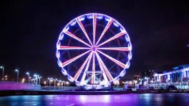 Geceleyin lunaparkta son sürat dönme dolap..