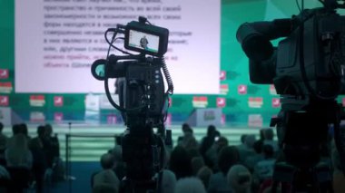 Kameraman televizyon için video çeker. Konferans salonu, seminer ve iş konferansı. Profesyonel fikirler, politika ya da ekonomi. Geniş odada enerji hareketi..