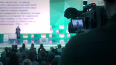 Kameraman televizyon için video çeker. Konferans salonu, seminer ve iş konferansı. Profesyonel fikirler, politika ya da ekonomi. Geniş odada enerji hareketi..