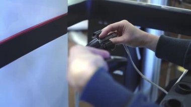 Bir kız cerrah sanal gerçeklikte bir hastayı ameliyat eder. Robot kolların kollarını yönetiyor. Tıpta yeni teknolojiler, yenilikler. Kanser hastalarının ve enfeksiyonluların uzaktan tedavisi.