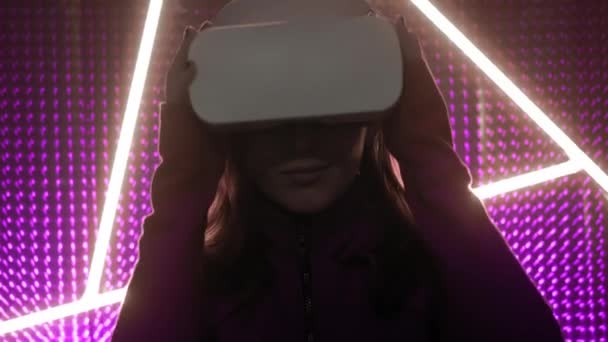 Junge Mädchen professionelle Gamer mit Virtual-Reality-Brille. Eingebettet in eine parallele Realität, schafft architektonische Objekte. Futuristische weiße Bp-Gläser. Der Designer schafft neue Kunst — Stockvideo