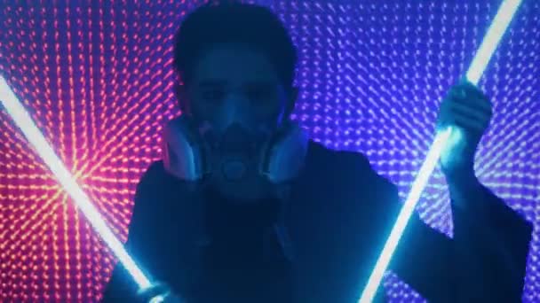 Un mannequin danse dans un studio néon avec un masque à gaz. Concept en style dubstep. Pollution atmosphérique et réchauffement climatique. Rave party . — Video