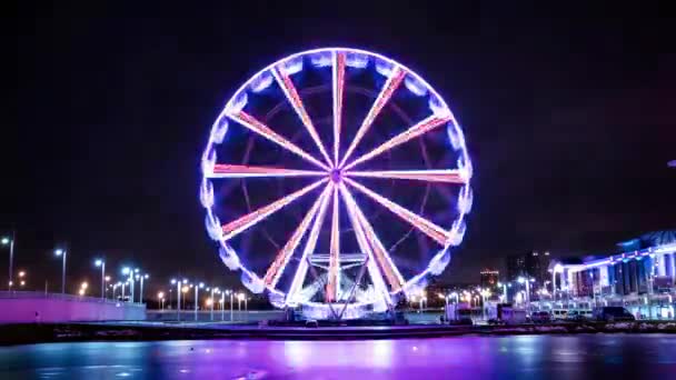 Time lapse ruota panoramica al parco divertimenti di notte . — Video Stock