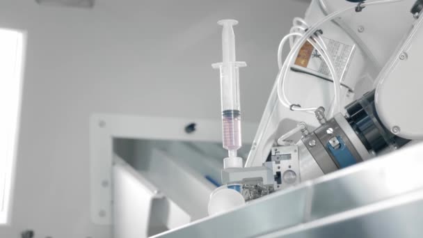 Nuove tecnologie in medicina. Manipolatore del braccio robotico effettua un'iniezione remota. Chemioterapia per pazienti oncologici. Un laboratorio sta sviluppando un vaccino per il virus. Pandemia mondiale . — Video Stock
