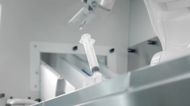 Nuevas tecnologías en medicina. El manipulador de brazos robóticos hace una inyección remota. Quimioterapia para pacientes de cáncer. Un laboratorio está desarrollando una vacuna para el virus. pandemia mundial . — Vídeo de stock